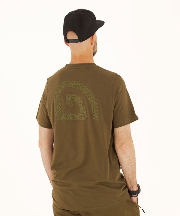https___shop.trakkerproducts.com_product_images_d_916_Trakker_CR_Logo_T-Shirt_04__93717.jpg